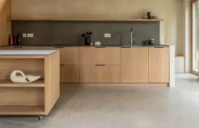 Dense cement-based decorative system developed for flooring applications. Suitable for high-traffic areas requiring strength and long-term durability.